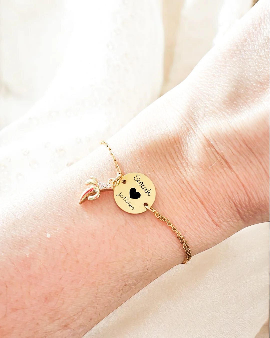 photo d'un bracelet avec médaille gravée ronde, le tout plaqué or