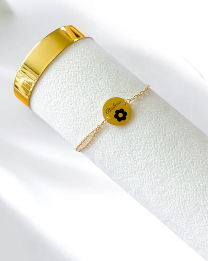 photo d'un bracelet avec médaille gravée ronde et plaquée or