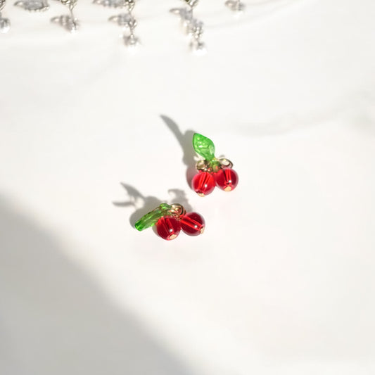 Une paire de charms cerise