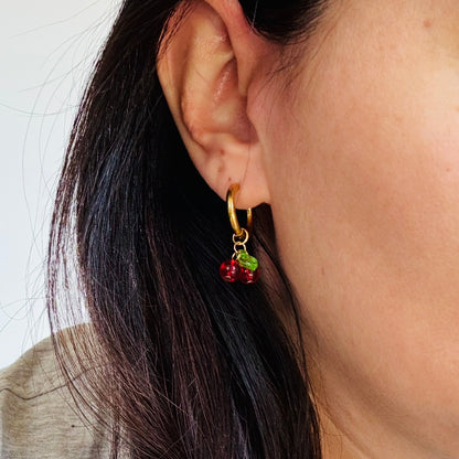 un charm cerise portée par une femme