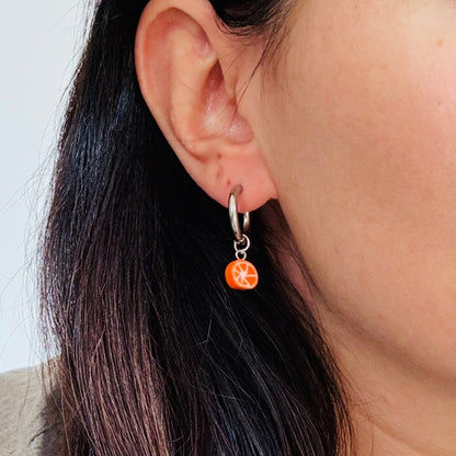 photo d'un charm tranche d'orange porté