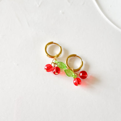 Photo de deux charms cerise