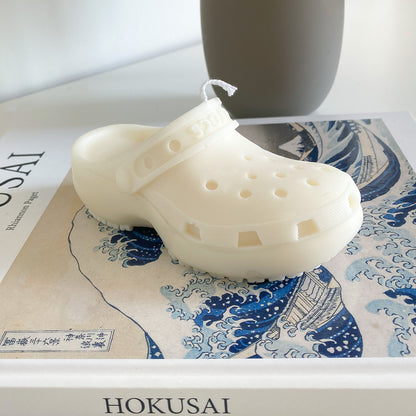 Photo d'une bougie crocs de couleur blanche