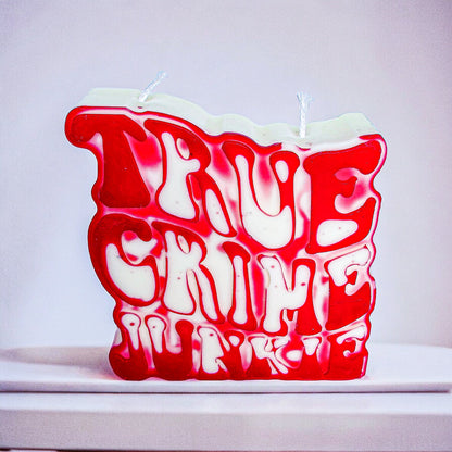 Photo de la face avant d'une bougie true crime junkie rouge et blanche