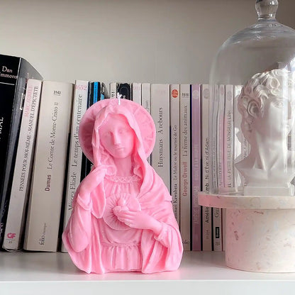 Une bougie vierge marie rose fluo